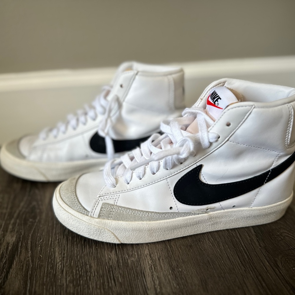 NIKE  Blazer Mid 77 White Leather Size 7  High Top Tennis Shoe
